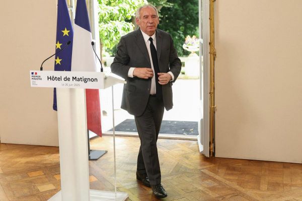 « Venez voir s'il y a des apéros. Jamais ! » : François Bayrou affirme qu'il travaille de 7h30 à minuit tous les jours à Matignon