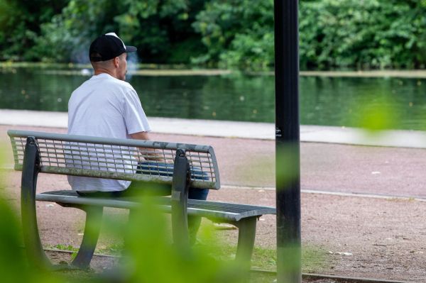 La cigarette désormais bannie à la plage, au parc, devant un lycée... mais pas en terrasse