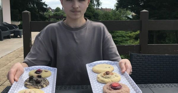 Sombernon. À 16 ans, il crée la maison du cookie avec son frère