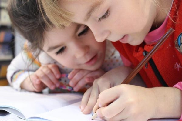 Révisions estivales : les familles françaises sacralisent les vacances studieuses