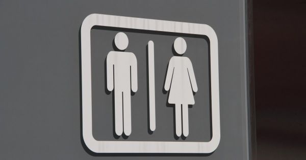 Un papa doit-il emmener sa fille aux toilettes des femmes ? La question divise