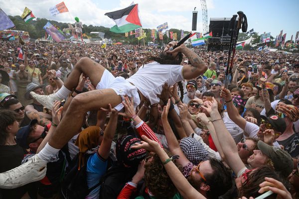 «Mort, mort aux IDF» : la BBC confrontée à une polémique après un concert rap à Glastonbury