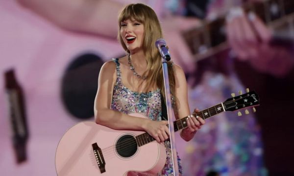 Taylor Swift joue « Shake If Off » lors d’une soirée de la NFL