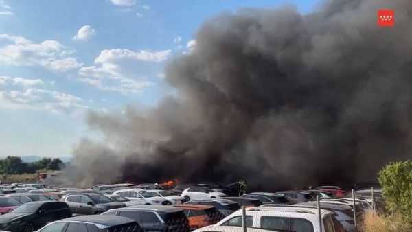 Des pompiers tentent de sauver 500 véhicules d'un incendie, quatre d'entre eux blessés, 200 voitures touchées et une trentaine d'entre elles détruites par les flamme