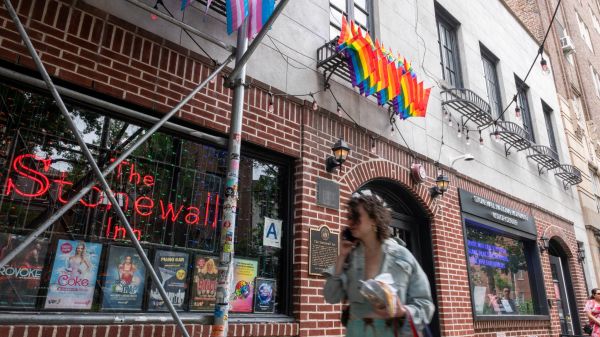 New York: une fusillade en marge de la marche des fiertés fait deux blessés près d'un bar symbolique