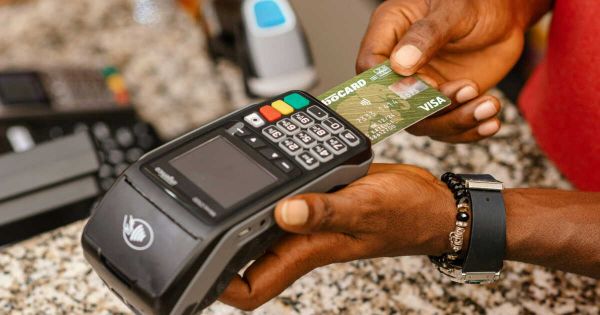 Carte hackée après un simple paiement : c'est quoi le "shimming”, cette nouvelle arnaque difficile à détecter ?