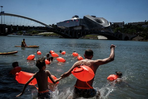 En pleine canicule, les Lyonnais s'offrent une "baignade dérivante" sur le Rhône