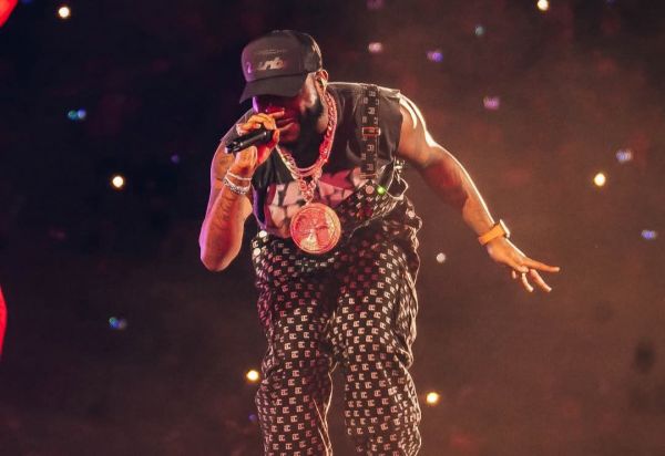 Quand Davido s’emporte contre un fan en plein concert