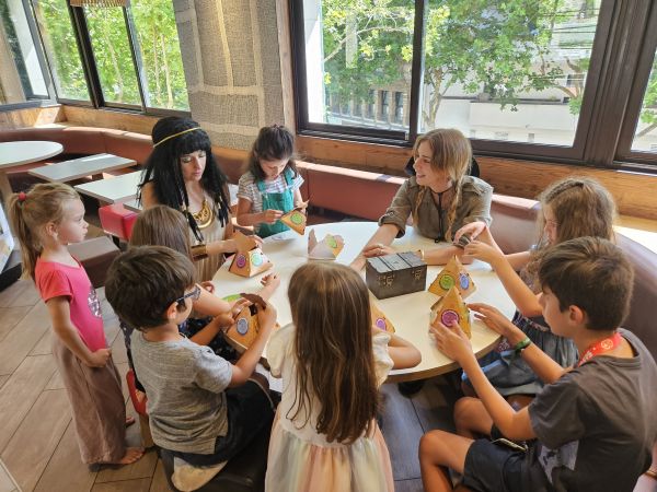 Une collection estivale de livres-jeux pour les 10 ans d'« Un jouet ou un livre » chez McDonald's