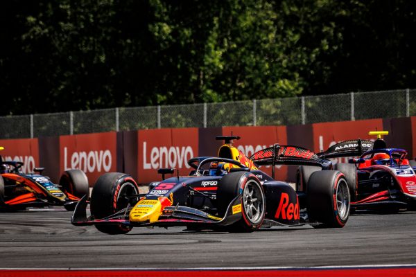 Vidéo. Le drame évité grâce au Halo en Formule 2, après les tonneaux d’un Français