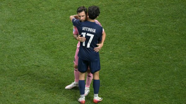 PSG-Inter Miami: les images des retrouvailles conviviales entre Messi et les Parisiens, notamment Vitinha et Dembélé