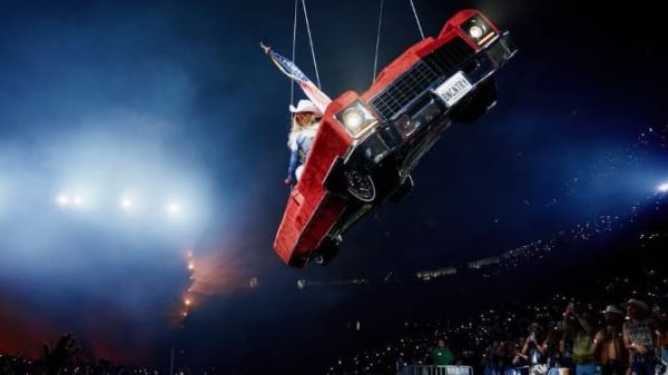 "Un incident technique a fait basculer la voiture volante": l'équipe de Beyoncé revient sur sa mésaventure en plein concert