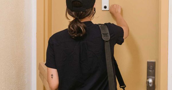 Attention arnaque : ils prétendent collecter des vêtements pour des associations mais pourraient bien vous cambrioler