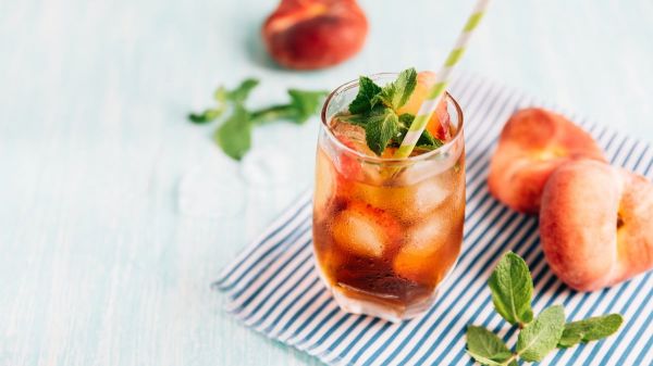 Voici la MEILLEURE boisson de l'été : un thé glacé à la pêche hyper rafraîchissant !