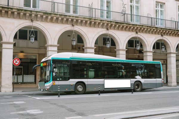 «C'est Nicolas qui paie» : Île-de-France et RATP offrent 165 bus à la Tunisie