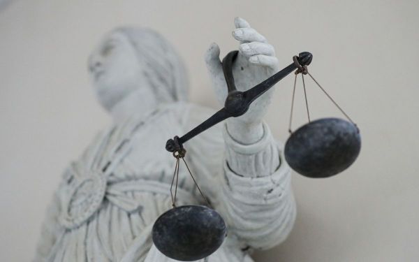 Migrants : neuf passeurs condamnés à 7 et 8 ans de prison pour un naufrage mortel dans la Manche