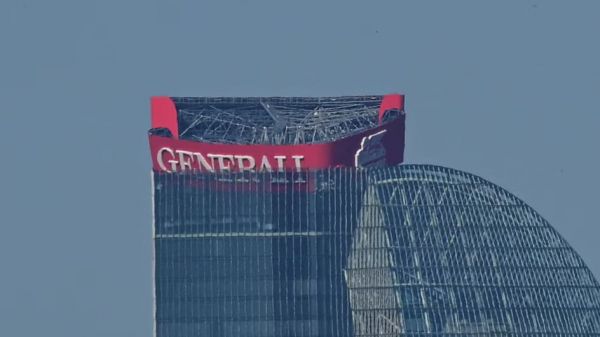 Installé au sommet d'une tour de 170 mètres, le panneau Generali s'effondre partiellement des bureaux milanais de l'assureur italien