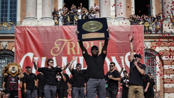 La folie à Toulouse qui fête ses vainqueurs du Top 14 dans une ambiance bouillante