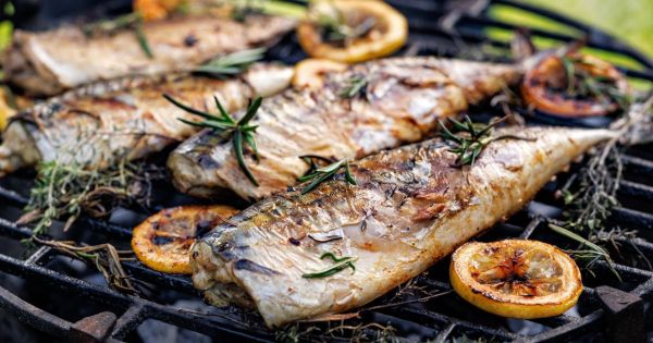 Le secret pour un poisson entier au barbecue qui ne colle pas à la grille