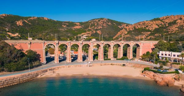 À Saint-Raphaël, cette calanque peu connue est entourée de roches rouges