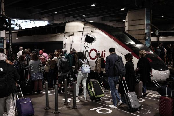 SNCF : plus de six heures de retard pour un TGV Bordeaux-Paris ayant percuté une personne sur les voies