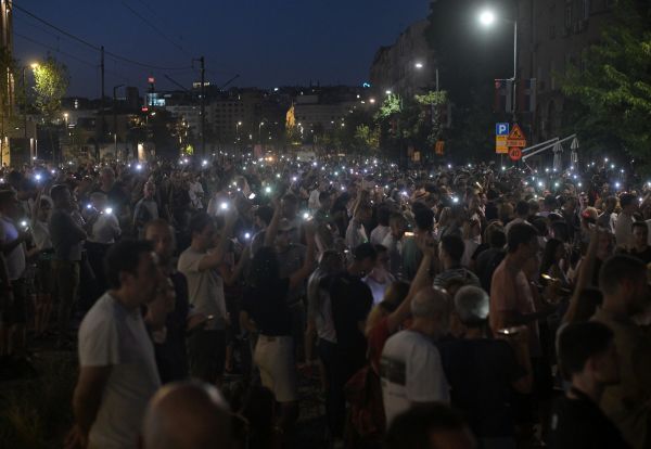 Barricades à Belgrade lors d'une deuxième nuit de manifestations