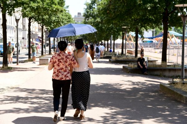 Canicule : la vigilance orange étendue à 84 départements, des écoles fermées lundi et mardi