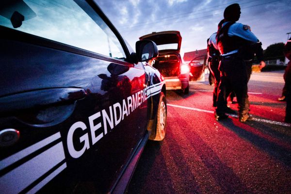 Un poids lourd se renverse dans un rond-point, circulation difficile ce lundi matin à Cuers