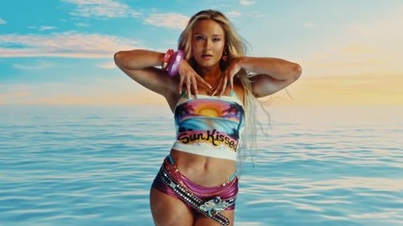 Le meilleur clip de la semaine : Zara Larsson incendiaire dans "Midnight Sun"