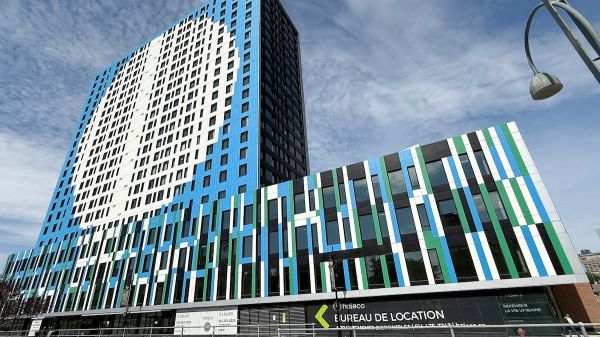 [PHOTOS] Avez-vous remarqué cet édifice ultra-écolo et coloré à l'entrée du centre-ville de Montréal par le pont Champlain?