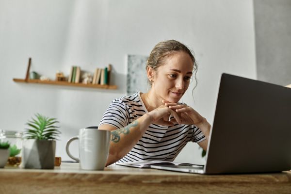 Faut-il arrêter le télétravail ? La psychiatre Marine Colombel révèle son véritable impact sur la santé mentale