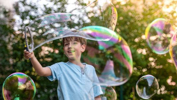 Bulles géantes : la recette magique pour occuper les enfants