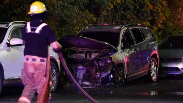Un véhicule détruit par les flammes dans l'arrondissement d'Ahuntsic-Cartierville à Montréal