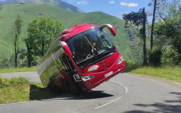 Béarn : des accidents mortels sur la route et en montagne, un car en fâcheuse posture, un loup solitaire... 7 faits divers à lire ce lundi