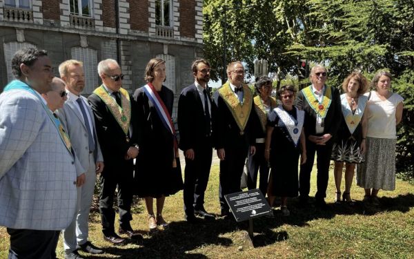 "Cela doit être une promesse" : une plaque en hommage à Samuel Paty et Dominique Bernard inaugurée à Lyon