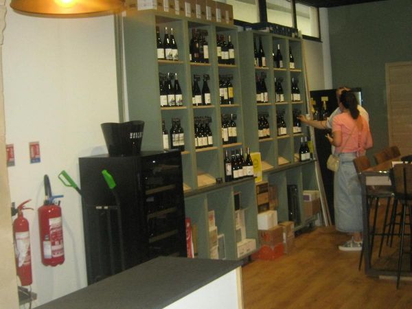 Nay : cave et bar à vin sous les arcades