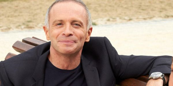 Samuel Étienne offre sa tête pour sauver « Questions pour un champion »