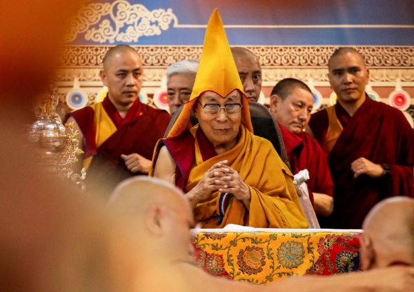 Le Dalaï Lama fête ses 90 ans et laisse entendre qu'il aura un successeur