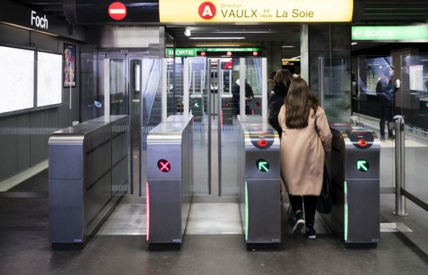 Lyon : le pronostic vital d'un homme de 25 ans engagé après une chute sur les voies du métro A