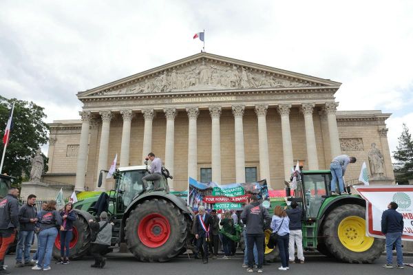 Pesticide autorisé, élevage intensif facilité et bassines à développer : les points brûlants de la proposition de loi Duplomb