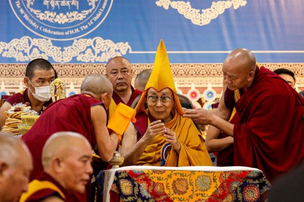 Le Dalaï Lama fête ses 90 ans et laisse entendre qu'il aura un successeur