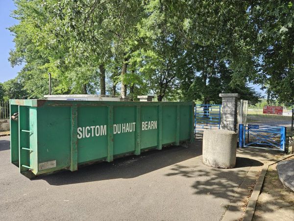 Oloron : pourquoi la mairie a bloqué les accès au stade avec des bennes