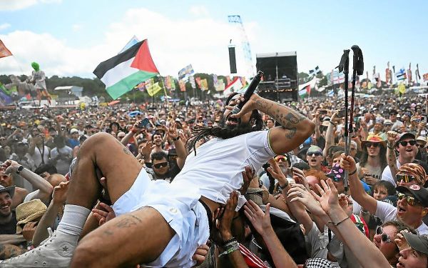 Pourquoi le concert de Bob Vylan à Glastonbury a-t-il fait réagir le Premier ministre britannique et l'ambassade d'Israël ?