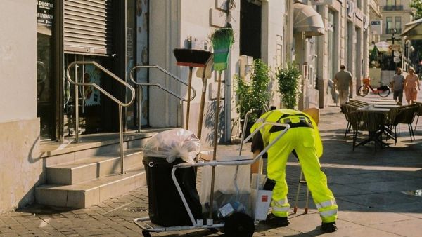 Canicule : Morte d'épuisement après avoir ramassé les déchets aux heures les plus chaudes... Son supérieur lui avait conseillé de boire de l'eau et... de continuer son travail