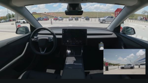Directement de l'usine au client: une Tesla a fait 25 km sans chauffeur pour se livrer elle-même au domicile de l'acheteur