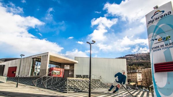 Canicule à Gap: la ville ouvre les gradins de la patinoire au public