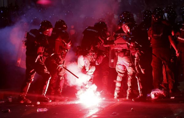 Barricades à Belgrade lors d'une deuxième nuit d'émeutes