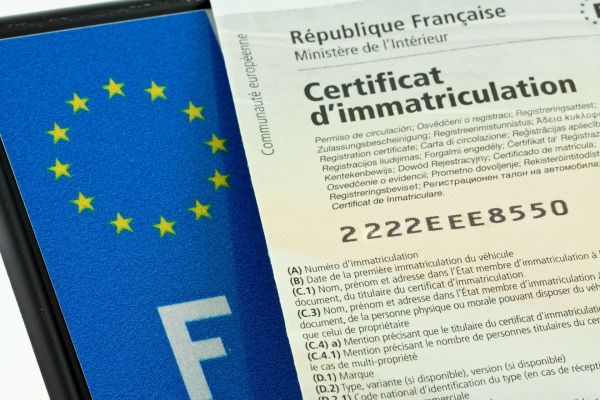Carte grise sur son smartphone : c'est désormais acté ! Partez en vacances sans risque de perdre les papiers de sa voiture