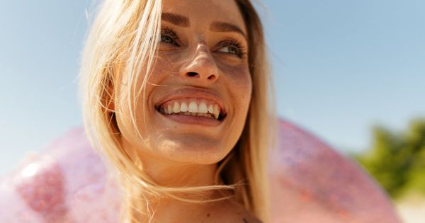 Nos essentiels make up et soins à glisser dans sa valise cet été