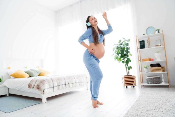 Danse, marche active, rapports sexuels... Qu'est-ce qui déclenche l'accouchement ?